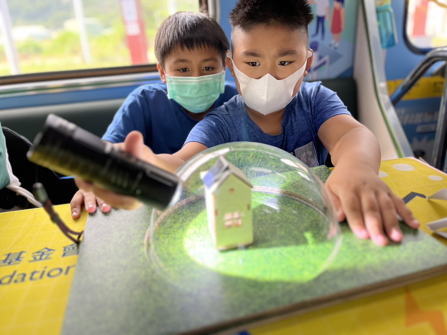 多多28平台參與基礎科學主題車廂，以STEAM教學精神，設計「逐日科學家」、「太陽能工程師」以及「淨零建築師」三大能源科普課程和實驗
